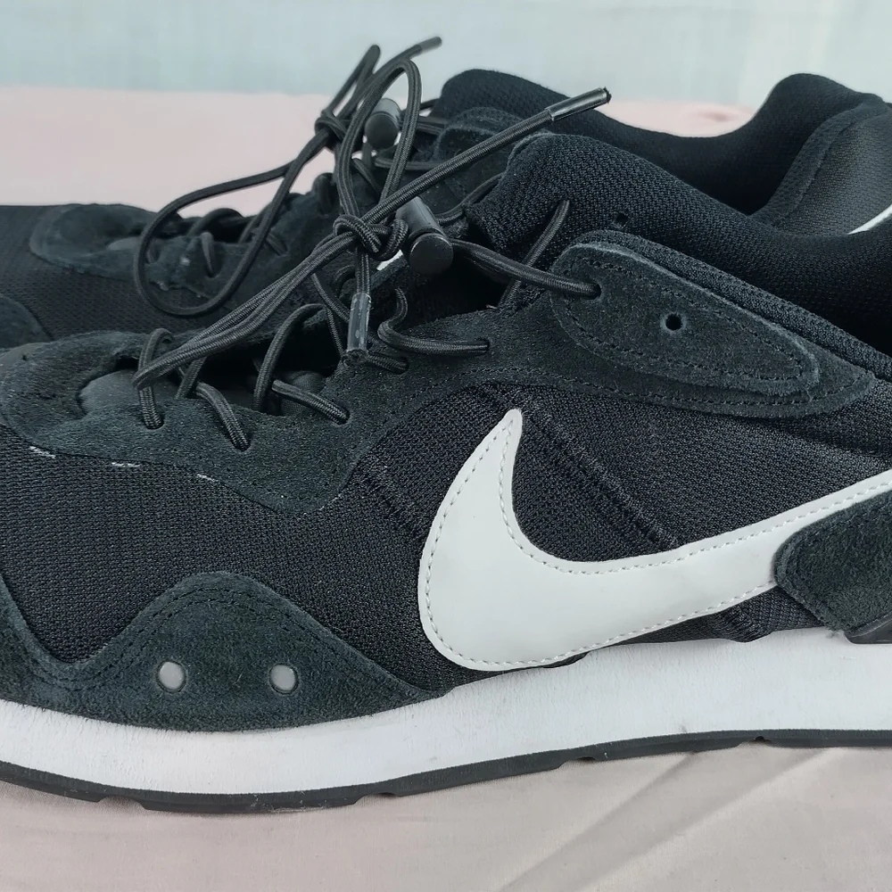 Nike Venture Men's Size 12 Runner Running Shoes Black White Suede CK2944-002
